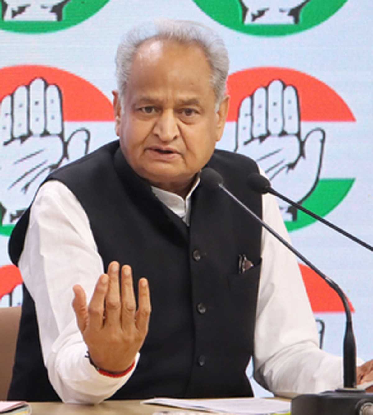 राजस्थान के सीएम गहलोत ने भाजपा से कहा, मेरे कारण वसुंधरा को सजा मत दो... राजस्थान के सीएम गहलोत ने भाजपा से कहा, मेरे कारण वसुंधरा को सजा मत दो...